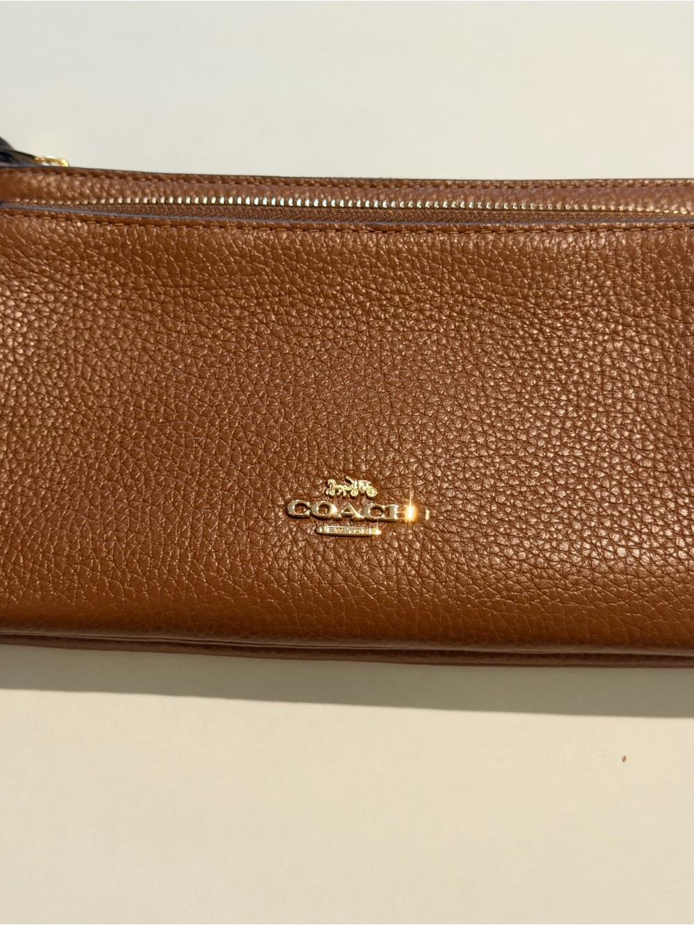 New Coach Brown Pebbled Leather Zip Wallet with Gold Logo - Picture 2 of 7